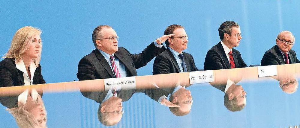 Neue Ideen. Die Wirtschaftsweisen – Beatrice Weder di Mauro, Christoph Schmidt, Lars Feld, Peter Bofinger und Wolfgang Franz – loben das bisherige Krisenmanagement der Regierung,  verlangen aber weitergehende Schritte. Foto: dpa