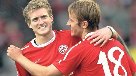 Jugend trifft. Lewis Holtby (l.) und André Schürrle harmonieren in Mainz. Foto: dpa