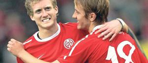 Jugend trifft. Lewis Holtby (l.) und André Schürrle harmonieren in Mainz. Foto: dpa