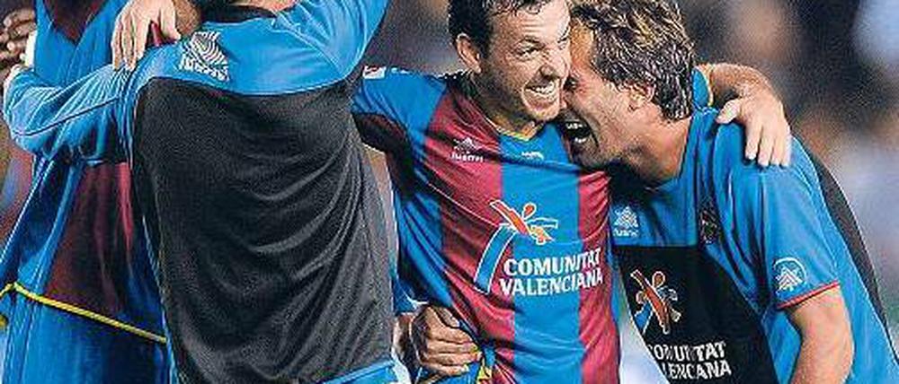 Blau-Rot steht oben. Aber es ist nicht der FC Barcelona, sondern Levante. Foto: AFP