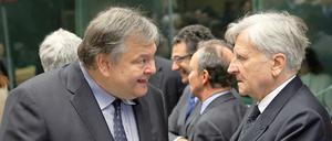 Griechenlands Finanzminister Evangelos Venizelos (links) spricht auf dem Treffen der Finanzminister in Brüssel mit Jean-Claude Trichet, Präsident der Europäischen Zentralbank.