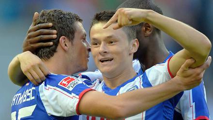 Mittendrin, statt nur im Kader: Nico Schulz (Mitte) will sich bei Hertha gegen seinen Konkurrenten Nikita Rukavytsya durchsetzen.