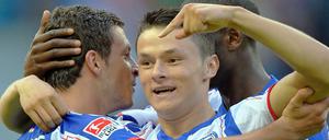 Mittendrin, statt nur im Kader: Nico Schulz (Mitte) will sich bei Hertha gegen seinen Konkurrenten Nikita Rukavytsya durchsetzen.