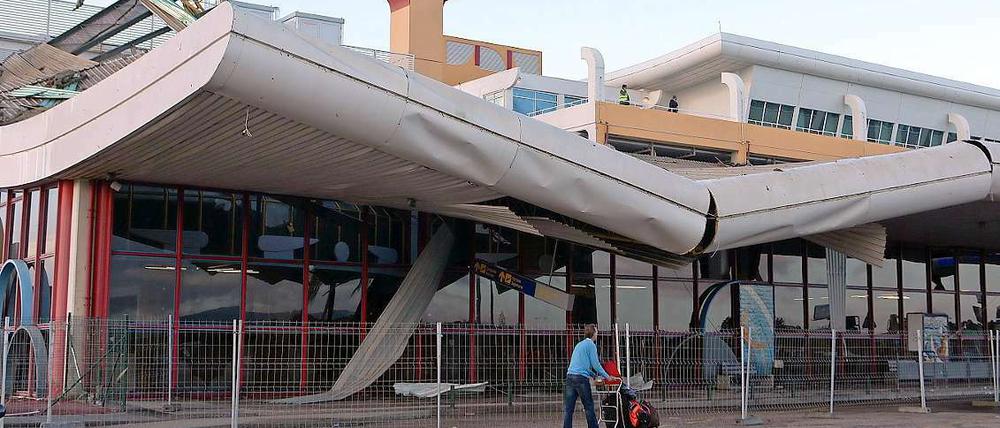 Ein heftiges Unwetter ließ am Flughafen Faro eine Dach einbrechen und löste Panik unter den Fluggästen aus. Fünf Menschen wurden durch herabstürzende Teile verletzt. 