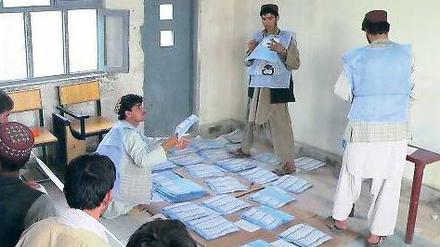 Zählen oder schummeln? Wahlhelfer in Kandahar bei der Arbeit.