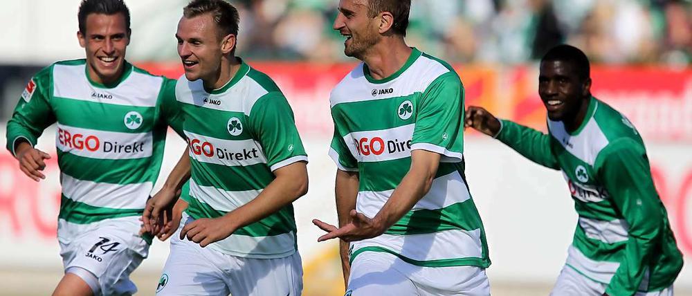 Der Fürther Milorad Pekovic (2.v.l) jubelt mit seinen Kollegen Edgar Prib (l.), Bernd Nehrig (2.v.r.) und Olivier Occean (r.) über seinen Treffer zum 1:0.