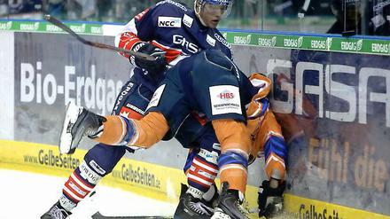 Viel Einsatz. Eisbär Patrick Pohl (l.) hatte ein erfolgreiches Saisondebüt.