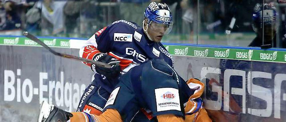 Viel Einsatz. Eisbär Patrick Pohl (l.) hatte ein erfolgreiches Saisondebüt.