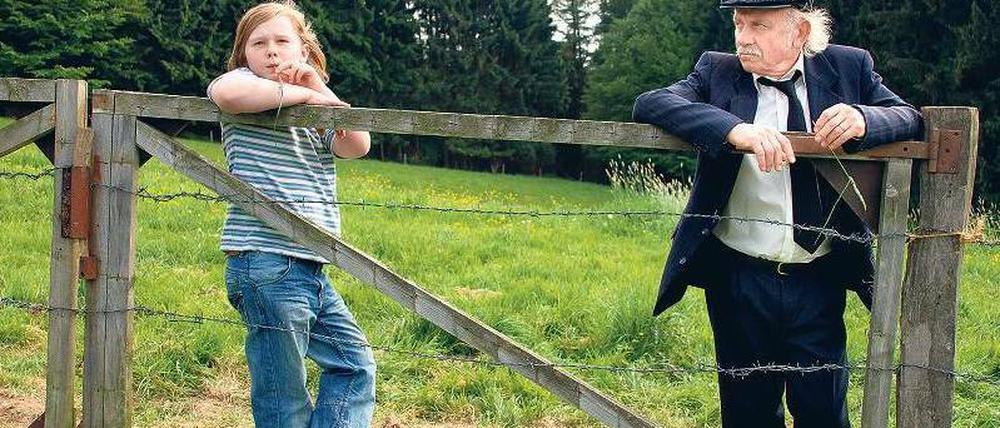 Mit Herz und Hektar. Enkel Theo (Sam Gerst, l.) will seinen Großvater Holger Thiessen (Tilo Prückner) dazu bringen, sich wieder mit seiner Familie zu vertragen. Doch der will nicht akzeptieren, dass künftig alles bio sein soll.Foto: WDR