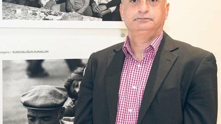 Der Organisator. Kemal Salis plant die Hilfsaktion „Erdbebenhilfe von Kreuzberg nach Van“. Zwischendurch erholt er sich bei einem Besuch der Ausstellung des Fotografen Mehmet Ünal im Willy-Brandt-Haus.