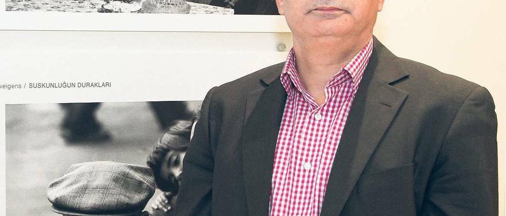 Der Organisator. Kemal Salis plant die Hilfsaktion „Erdbebenhilfe von Kreuzberg nach Van“. Zwischendurch erholt er sich bei einem Besuch der Ausstellung des Fotografen Mehmet Ünal im Willy-Brandt-Haus.