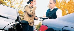 Klare Verhältnisse wünscht sich jeder Autofahrer nach einem Unfall. Wer gut versichert ist, kann bei Blechschäden gelassen bleiben. Welche Versicherung gut ist, ergibt sich nicht allein aus dem Preis. Daher kann man im Internet auch nach verschiedenen Kriterien gewichten, die einem besonders wichtig sind. Foto: picture-alliance / gms