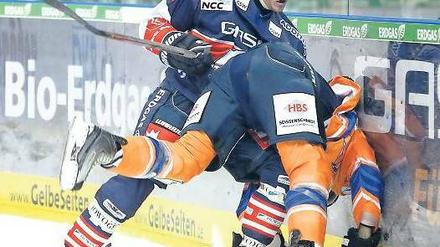 Der Einsatz hat sich gelohnt. Patrick Pohl (links) hatte bei seinem ersten Saisonspiel für die Eisbären viel Spaß mit den Iserlohnern. Foto: Engler