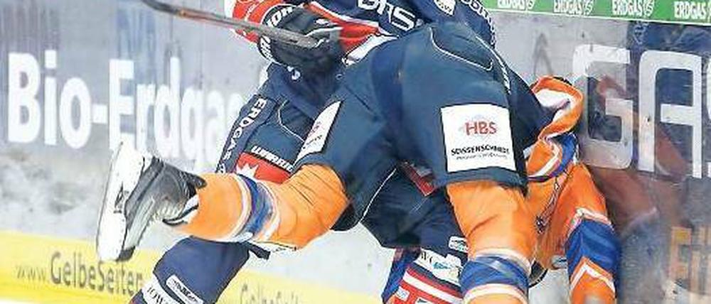 Der Einsatz hat sich gelohnt. Patrick Pohl (links) hatte bei seinem ersten Saisonspiel für die Eisbären viel Spaß mit den Iserlohnern. Foto: Engler