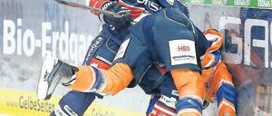 Der Einsatz hat sich gelohnt. Patrick Pohl (links) hatte bei seinem ersten Saisonspiel für die Eisbären viel Spaß mit den Iserlohnern. Foto: Engler