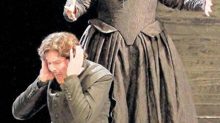 Es waren zwei Königskinder. Lucrezia Garcia als Elisabetta, zu ihren Füßen – von Herzschmerz gepeinigt – Massimo Giordano. Foto: Eventpress Hoensch