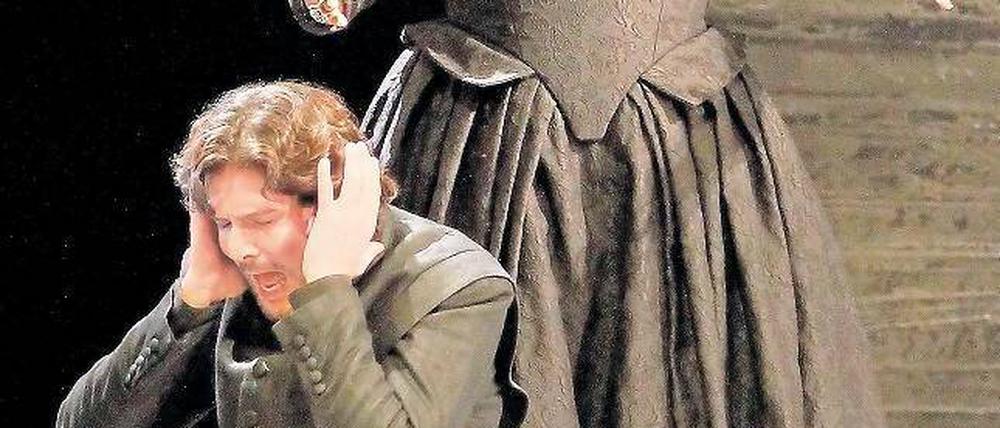 Es waren zwei Königskinder. Lucrezia Garcia als Elisabetta, zu ihren Füßen – von Herzschmerz gepeinigt – Massimo Giordano. Foto: Eventpress Hoensch