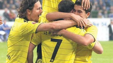Der Alte darf stehen. Der 30-jährige Patrick Owomoyela bejubelt mit Neven Subotic, Robert Lewandowski und Nuri Sahin (alle 22 Jahre, von links) den Sieg bei Schalke.