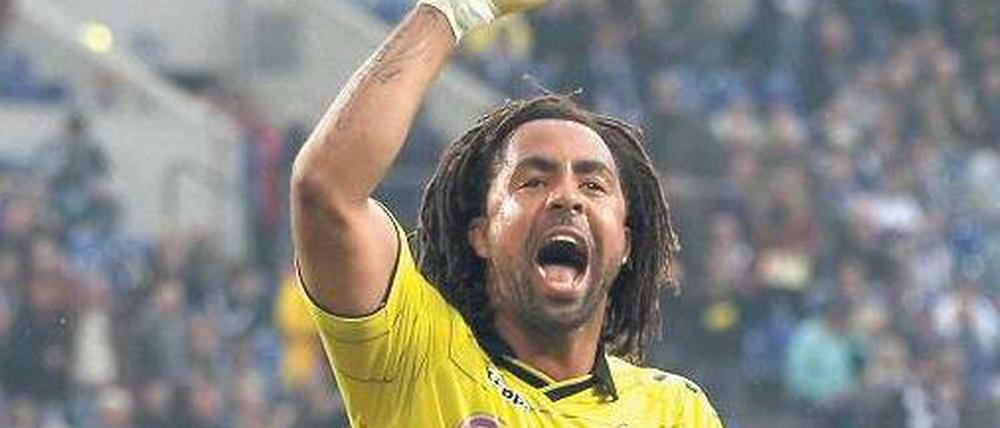 Der Alte darf stehen. Der 30-jährige Patrick Owomoyela bejubelt mit Neven Subotic, Robert Lewandowski und Nuri Sahin (alle 22 Jahre, von links) den Sieg bei Schalke.