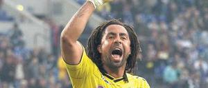 Der Alte darf stehen. Der 30-jährige Patrick Owomoyela bejubelt mit Neven Subotic, Robert Lewandowski und Nuri Sahin (alle 22 Jahre, von links) den Sieg bei Schalke.