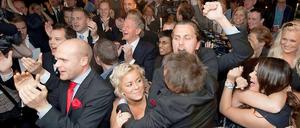 Anhänger und Mitglieder der rechtspopulistischen Schwedendemokraten feierten am Sonntagabend ihren ersten wahrscheinlichen Einzug ins Parlament.