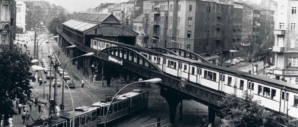 Berlin, Ecke Schönhauser. Ein Bild von 1985, als die kaputte Welt noch in Ordnung war. Foto: Ullstein bild - ADN-Bildarchiv