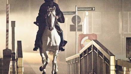 Wer reitet so spät…? Zum internationalen Theodor-Storm-Kongress geistert im neuen ARD-Krimi „Nordisch herb“ ein Schimmelreiter durch das nächtliche Husum.