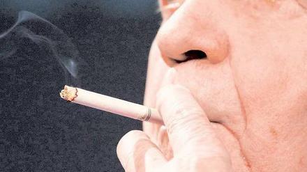 Neuer Talk, alte Gepflogenheiten: Ex-Bundeskanzler Helmut Schmidt lässt auch bei Jauch das Rauchen nicht sein. Foto: dpa