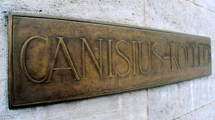 Der Rektor des Canisius-Kollegs, Klaus Mertes, nahm am Wochenende an den Gesprächen teil. Er hatte Anfang des Jahres sexuelle Übergriffe an dem Gymnasium in Tiergarten öffentlich gemacht und damit die Missbrauchs-Debatte ins Rollen gebracht.