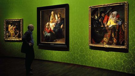 Ausstellung: "Der fruehe Vermeer". Im Dresdner Zwinger sieht man das Gemaelde "Bei der Kupplerin", daneben hängen die Gemälde "Christus bei Maria und Martha", (l.) und "Diana und ihre Gefaehrtinnen". 