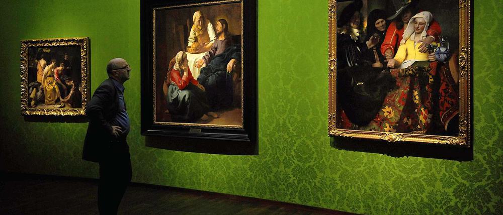 Ausstellung: "Der fruehe Vermeer". Im Dresdner Zwinger sieht man das Gemaelde "Bei der Kupplerin", daneben hängen die Gemälde "Christus bei Maria und Martha", (l.) und "Diana und ihre Gefaehrtinnen".
