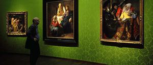 Ausstellung: "Der fruehe Vermeer". Im Dresdner Zwinger sieht man das Gemaelde "Bei der Kupplerin", daneben hängen die Gemälde "Christus bei Maria und Martha", (l.) und "Diana und ihre Gefaehrtinnen". 