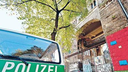 Frühe Vögel. Um sechs Uhr morgens begann die Räumung der Metallwerkstatt am Tacheles. Die Polizei war zur Unterstützung angerückt, konnte aber im Hintergrund bleiben. Gewalttätige Proteste gab es nicht. Foto: Robert Schlesinger/dpa