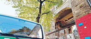 Frühe Vögel. Um sechs Uhr morgens begann die Räumung der Metallwerkstatt am Tacheles. Die Polizei war zur Unterstützung angerückt, konnte aber im Hintergrund bleiben. Gewalttätige Proteste gab es nicht. Foto: Robert Schlesinger/dpa