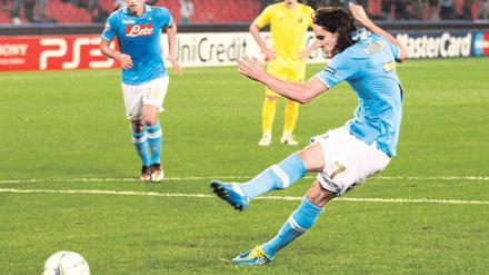 Mit Leidenschaft und Präzision. Edinson Cavani trägt die Hoffnungen des SSC Neapel. Hier verwandelt der Uruguayer einen Elfmeter gegen Villarreal. Foto: dapd