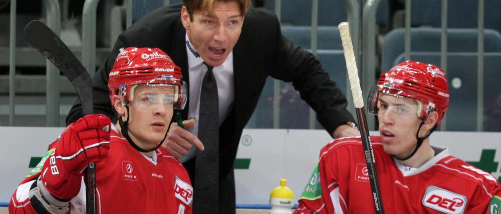 Da geht es lang. Uwe Krupp und Personal.