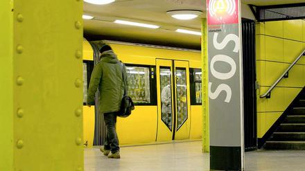 Die Gewaltserie an Berliner Bahnhöfen reißt nicht ab. Auch die Notrufsäule scheint daran nichts ändern zu können.