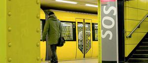 Die Gewaltserie an Berliner Bahnhöfen reißt nicht ab. Auch die Notrufsäule scheint daran nichts ändern zu können.