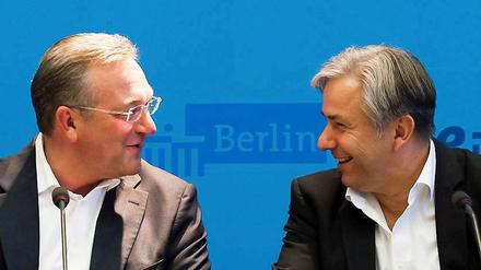 Berlins Regierender Buergermeister Klaus Wowereit (SPD, r.) und der Vorsitzende des CDU-Landesverbandes Berlin, Frank Henkel, auf der Pressekonferenz zu den Koalitionsverhandlungen. Eine Woche nach dem Scheitern rot-gruener Koalitionsgespräche haben SPD und CDU am Mittwoch Verhandlungen über die Bildung einer Regierung begonnen.