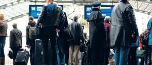 Stillstand. Der Fund von weiteren Brandsätzen brachte den Bahnverkehr erneut durcheinander. Reisende mussten sich wie hier am Hauptbahnhof auf Verspätungen einrichten.Foto: dapd