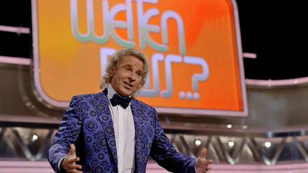 Blau mit Muster und Fliege: Thomas Gottschalk bei seinem drittletzten Auftritt als "Wetten, dass..."-Moderator.