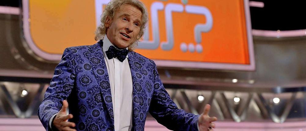 Blau mit Muster und Fliege: Thomas Gottschalk bei seinem drittletzten Auftritt als "Wetten, dass..."-Moderator.