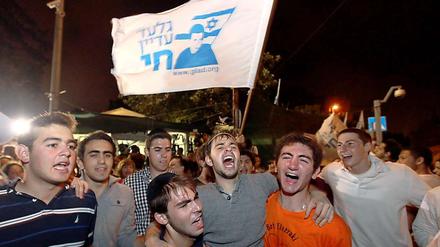 Junge Israelis feiern in Jerusalem die zu erwartende Freilassung von Gilad Schalit. 