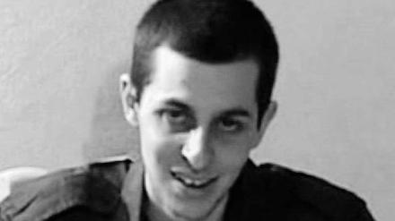 Gilad Schalit wurde vor fünf Jahren entführt. Jetzt kommt er frei. Das Bild stammt aus einem Video, dass seine Entführer 2009 nach Israel schickten.