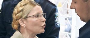 Wütender Protest. Julia Timoschenko am Dienstag im Gericht in Kiew. Die ehemalige Ministerpräsidentin wurde wegen Amtsmissbrauch zu sieben Jahren Haft verurteilt.