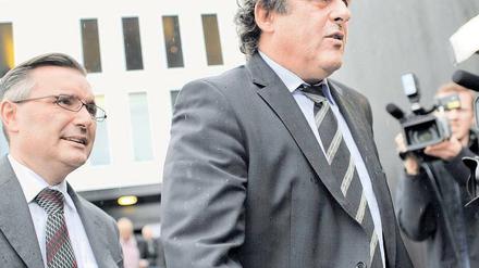 Schnell erklärt. Michel Platini verlässt das Gerichtsgebäude. Foto: AFP