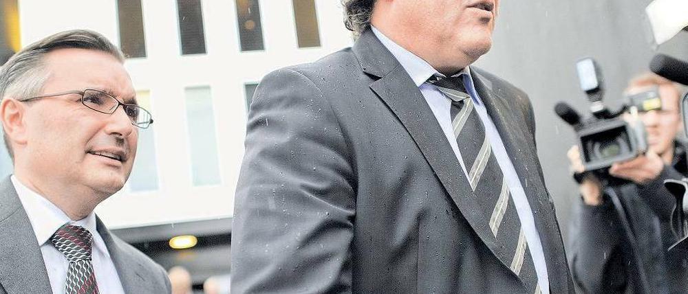 Schnell erklärt. Michel Platini verlässt das Gerichtsgebäude. Foto: AFP