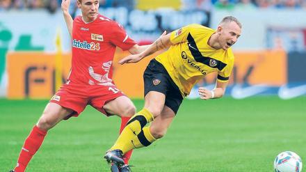 Berliner unter sich. Beim Spiel zwischen Dresden und Union lieferten sich Christoph Menz und der gebürtige Berliner Marvin Knoll (vorne) oft harte Zweikämpfe. Foto: dpa