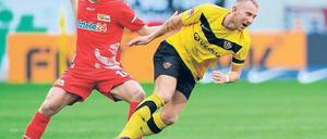 Berliner unter sich. Beim Spiel zwischen Dresden und Union lieferten sich Christoph Menz und der gebürtige Berliner Marvin Knoll (vorne) oft harte Zweikämpfe. Foto: dpa