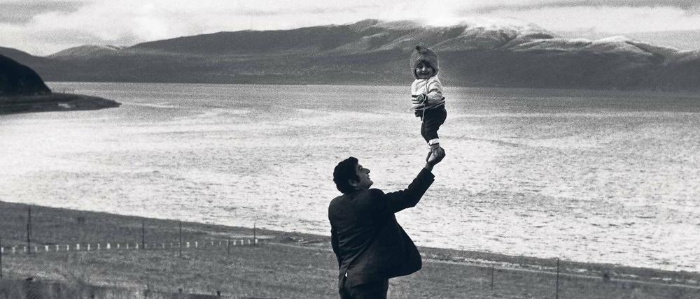 Besucher eines Dorfes am Sewansee, Armenien (1972). Foto: Cartier-Bresson/Magnum Photos